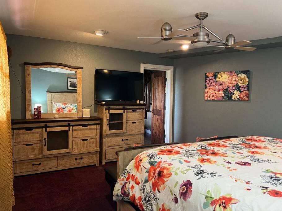 Entire 2Br 2Ba Hilltop View Home Sleeps 8 Pets 4 Acres Jacuzzi Central Ac Kingbeds Free Wifi-Parking Kitchen Washerdryer Starry Terrace Two Sunset Dining Patios Grill Stovetop Oven Fridge Onsitewoodedhiking Wildlife Coveredpatio4Pets & Birds Singing! ماربل فولز المظهر الخارجي الصورة